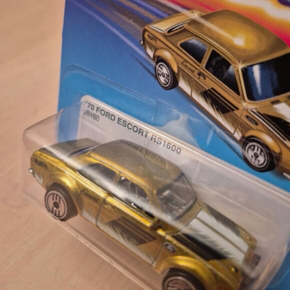 2025 Hot Wheels Ultra Hots '70 Ford Escort RS1600 Spectraflame Gold - Picture 3 of 4